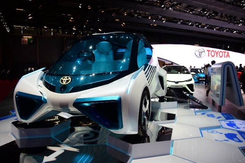 トヨタの燃料電池自動車「FCV PLUS」のコンセプトカー（筆者撮影）
