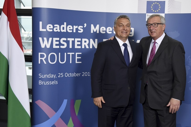 ハンガリーのオルバン首相。右はユンケル欧州委員長（C）EU欧州委員会