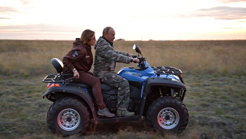 バギーでロシアの草原を疾走するプーチン（ロシア大統領府HPより）