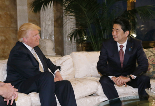 日米関係について話し合うトランプと安倍首相（首相官邸HPより）