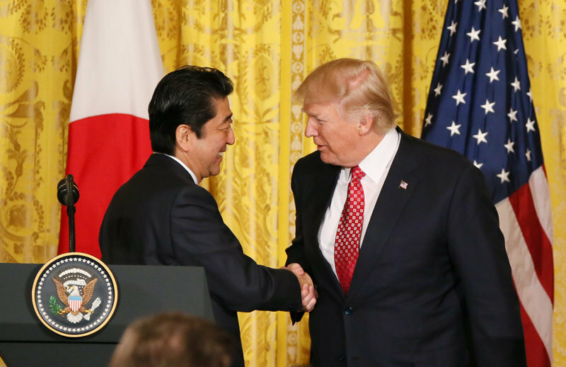 日米首脳会談後の共同記者会見で固い握手を交わす安倍首相とトランプ大統領（首相官邸HP）