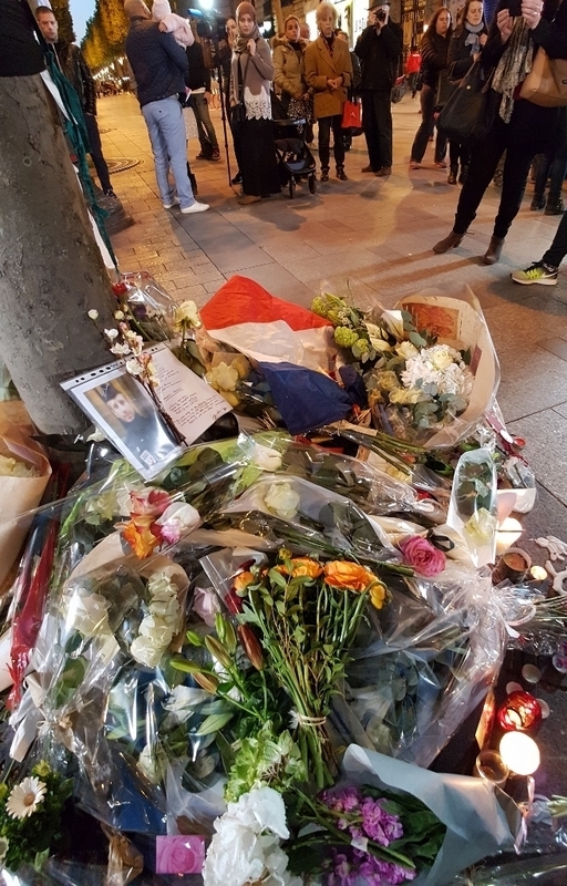 テロの現場に手向けられた花束とキャンドル（筆者撮影）