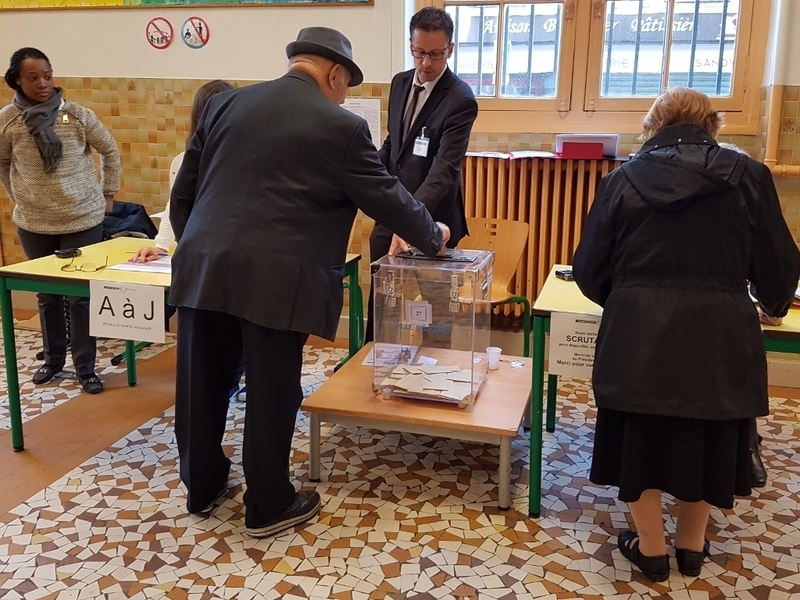 投票するパリ市民（筆者撮影）
