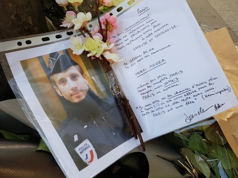 シャンゼリゼ通りでイスラム過激派に射殺された警官（筆者撮影）