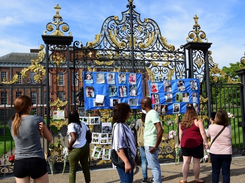 ケンジントン宮殿にはダイアナを偲ぶ国民や観光客がひっきりなしに訪れる（筆者撮影）