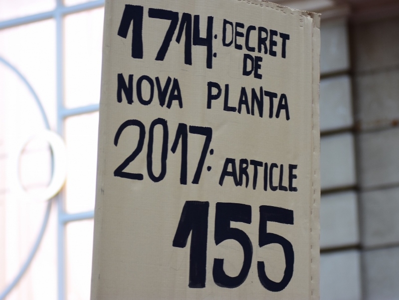 カタルーニャ陥落と自治権剥奪を比べるプラカード(筆者撮影)