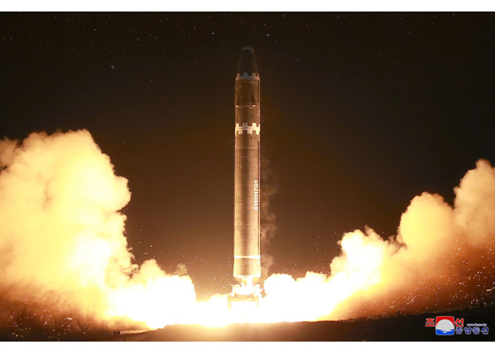 北朝鮮が発射した「火星15」（労働新聞より）