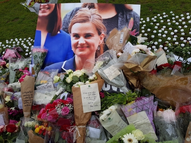 コックス下院議員の遺影に手向けられた花束（2016年6月、筆者撮影）