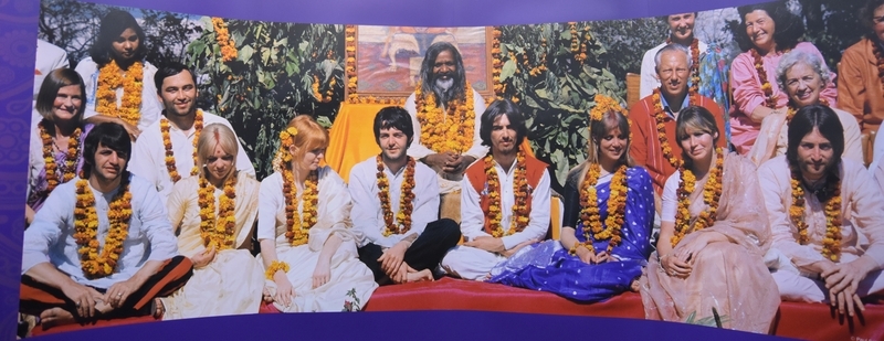 50年前、超越瞑想のためインドの聖地を訪れたビートルズの記念写真（筆者撮影）