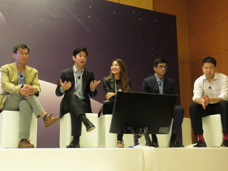 アジアの起業家に交じって登壇する康井さん（左から2人目、木村史子撮影）