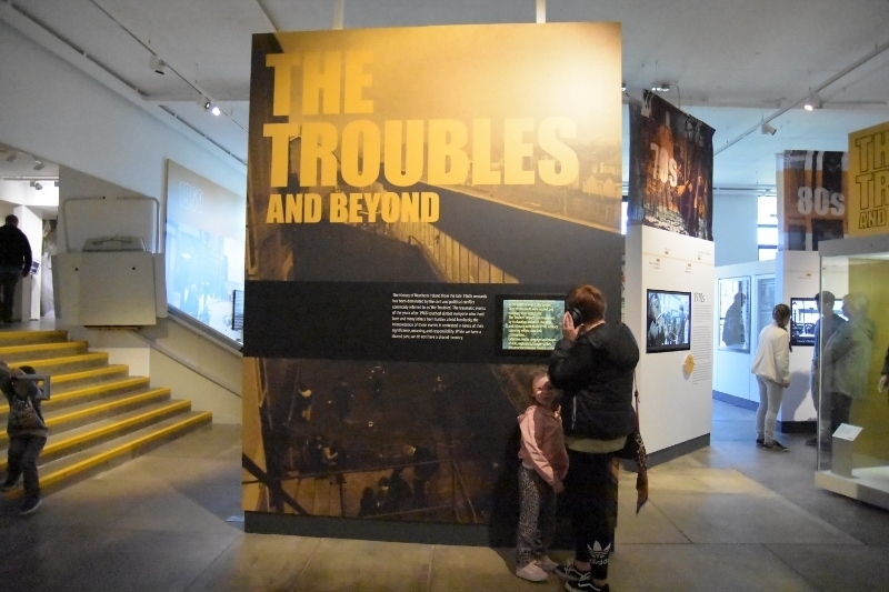 「北アイルランド紛争とその後」の展示コーナーには子供連れの姿が目立つ（木村正人撮影）