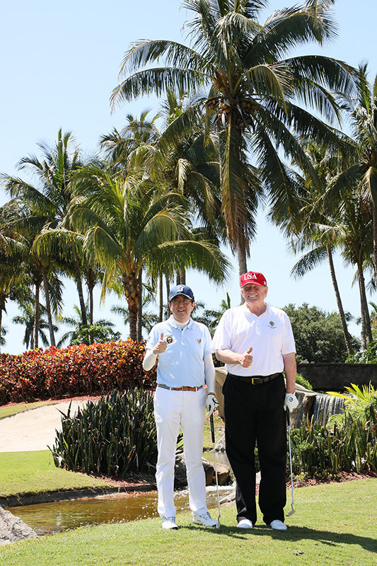ゴルフでトランプ大統領との人間関係を築く安倍首相だが（首相官邸HPより）