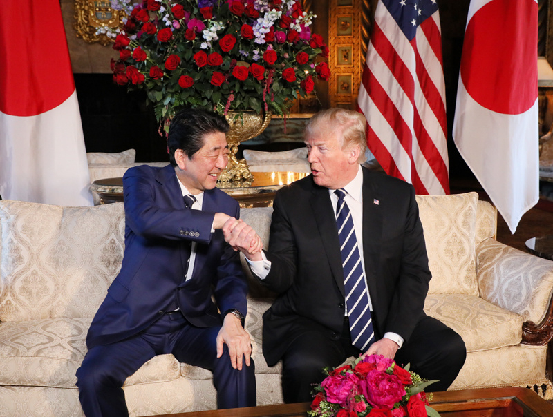 先の日米首脳会談でもトランプ大統領は安倍首相の手をねじ上げるように握手した（首相官邸HPより）