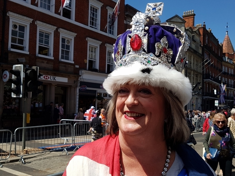 お手製の「大英帝国王冠」をかぶるキャロライン・ワグスタッフさん（筆者撮影）