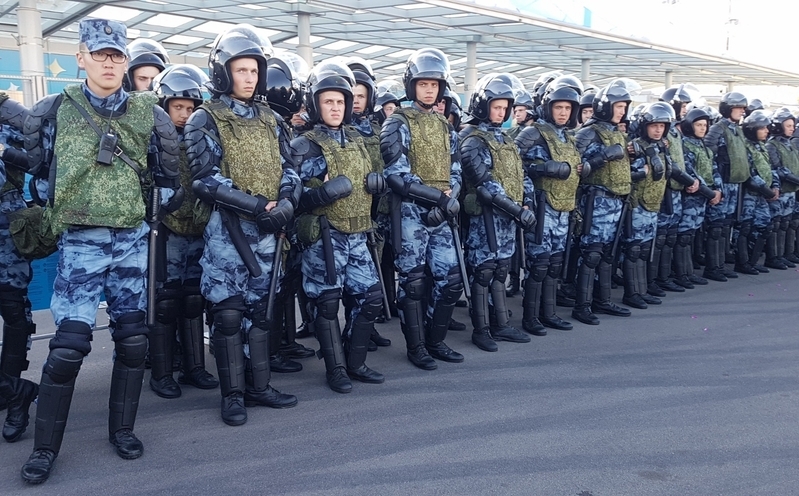 試合会場を警戒するロシアの治安部隊（筆者撮影）