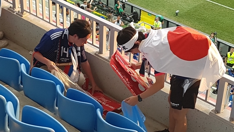 W杯現地報告】世界から称賛受けた日本サポーターと日本代表の「後片付け」「お掃除」文化の起源(木村正人) 個人 !ニュース FIFAワールドカップロシア 現地スタジアム限定コップ 日本・ポーランド戦