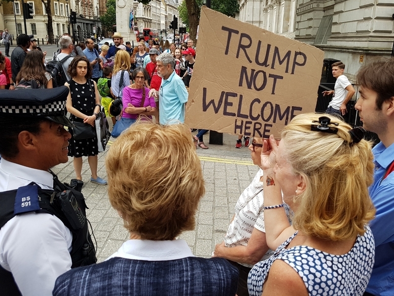 12日、トランプ大統領の訪英に抗議して首相官邸前に集まった市民（筆者撮影）