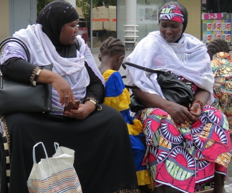 ボンディ駅前にはアフリカの民族衣装を着た女性の姿が目立つ（14日、筆者撮影）