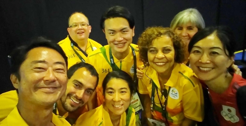 リオ大会でボランティアをする西川さん（左端、本人提供）