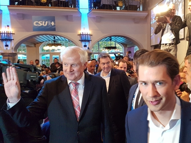 オーストリアのクルツ首相（右）とゼーホーファー独内相（左）、ゼーダー州首相（中央、筆者撮影）