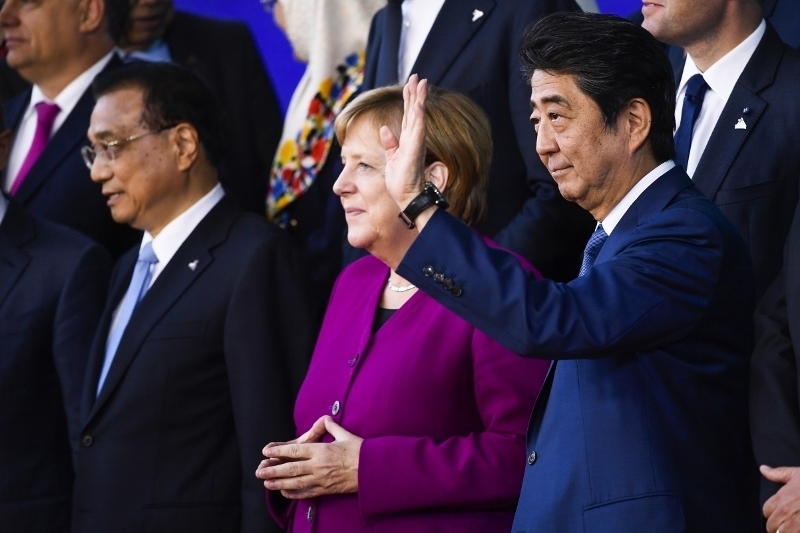 メルケル独首相を挟む中国の李克強首相（左）と安倍首相（EUのホームページより）