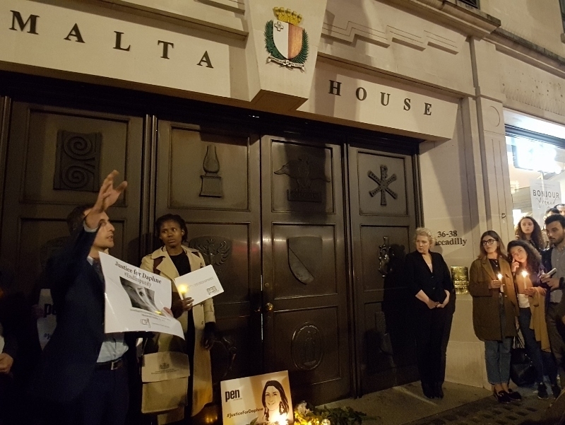 マルタ高等弁務官事務所前で公開調査を求めるジャーナリストら（筆者撮影）