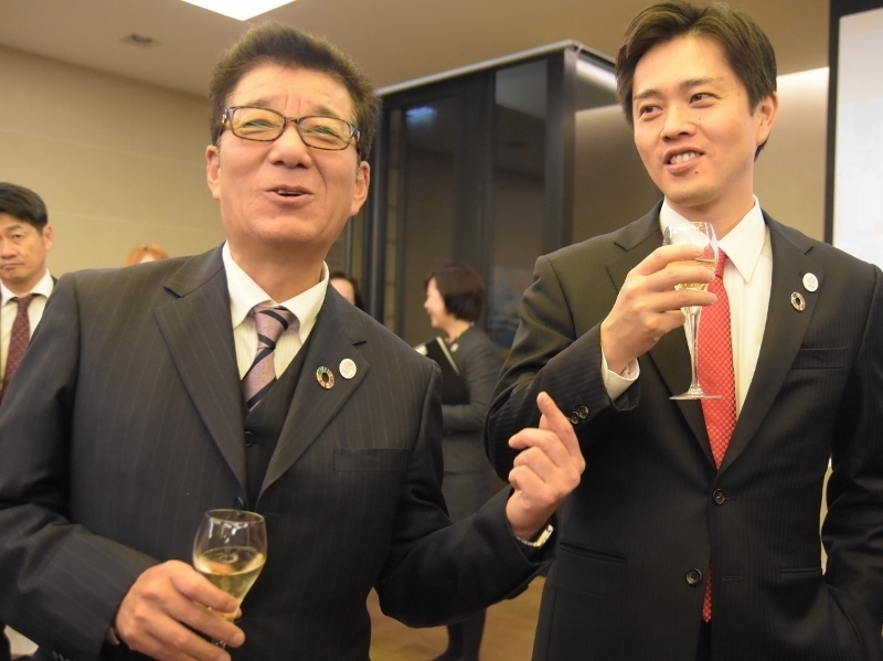 上機嫌で祝杯を上げる松井知事と吉村市長（筆者撮影）