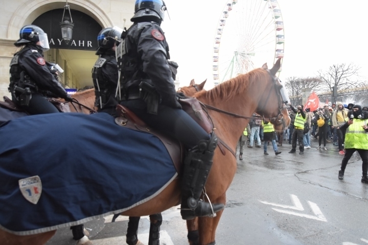 デモ隊の行方を阻む騎馬警官隊（パリで筆者撮影）