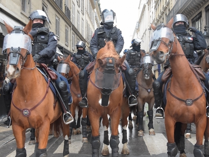 デモ隊の行方を阻む騎馬警官隊（パリで筆者撮影）