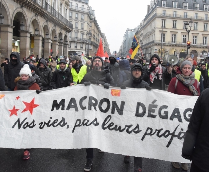 マクロン大統領の辞任を求めてデモ行進する参加者（パリで筆者撮影）