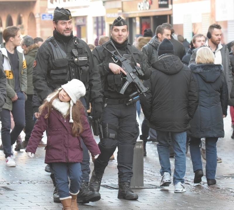 無邪気な子供の横を半自動小銃で武装して歩く警官（筆者撮影）