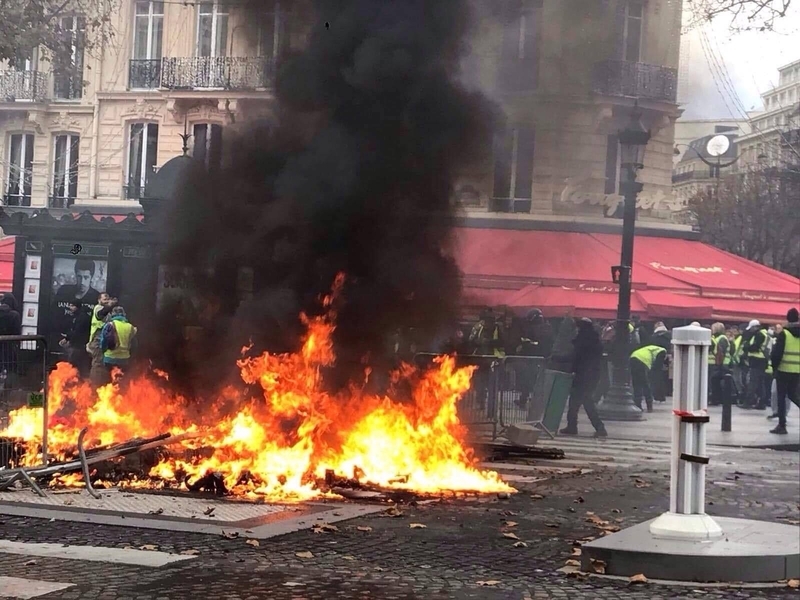 パリのシャンゼリゼ通りで廃材に火を放つ黄色ベスト運動（Jeremie Hallez氏提供）