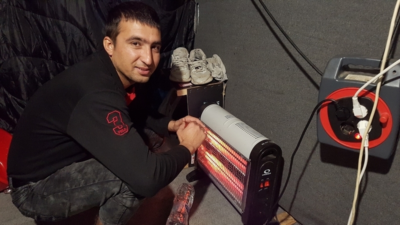 テントの中で難民は電気ヒーターをつけて暖を取っている（筆者撮影）