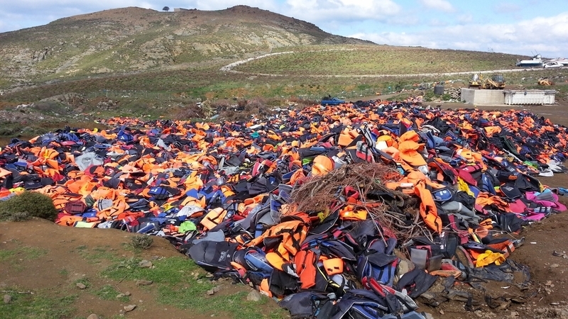レスボス島に捨てられた救命胴衣の墓場（2016年3月、筆者撮影）