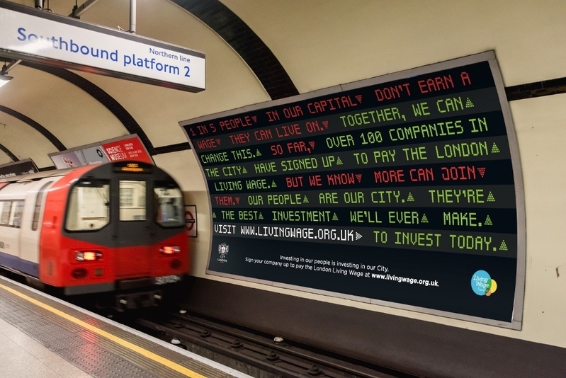 民間生活賃金の普及を呼びかけるロンドン地下鉄の広告（生活賃金財団提供）