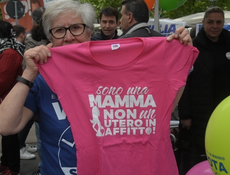 「私はママ」のキャンペーンTシャツを掲げる女性支持者（筆者撮影）