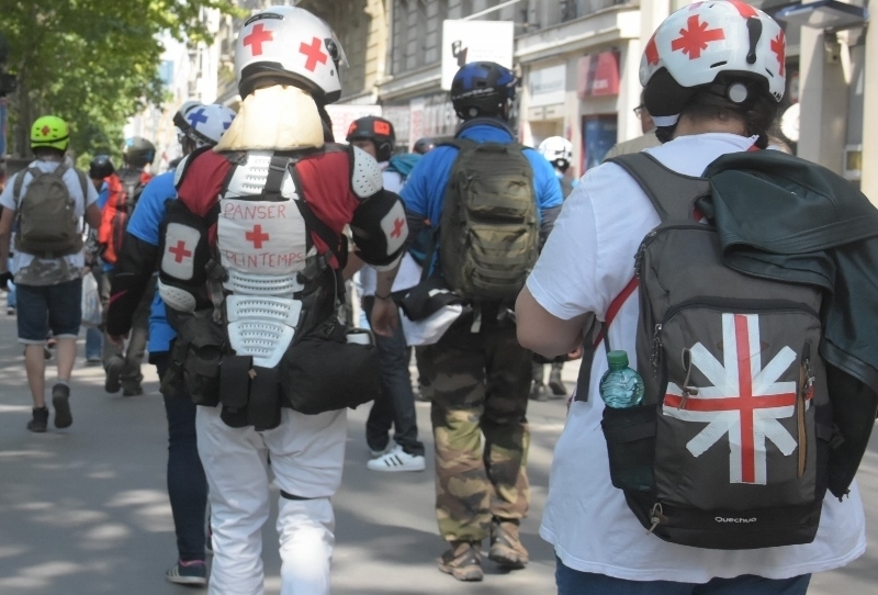 催涙ガスを浴びた市民を助ける救護班ボランティア（25日、筆者撮影）