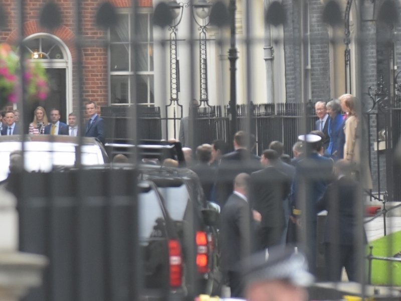英首相官邸でトランプ米大統領を迎えるメイ英首相（4日、筆者撮影）