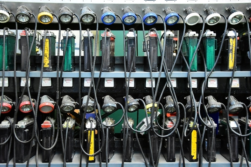 炭坑に潜る際に着用するヘッドライトと電源(筆者撮影)