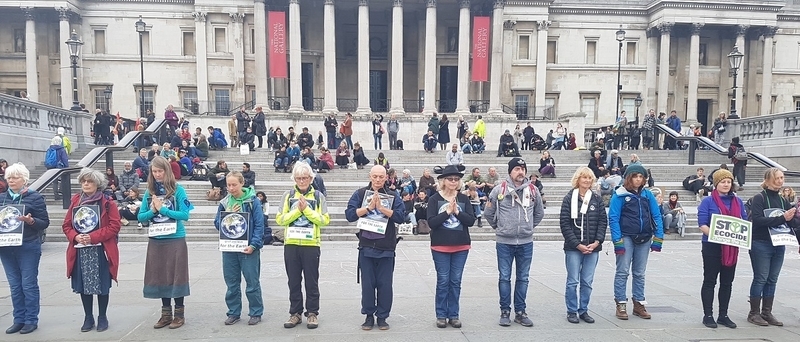 ロンドンのトラファルガー広場で抗議運動をする「絶滅への反逆」の参加者（同）