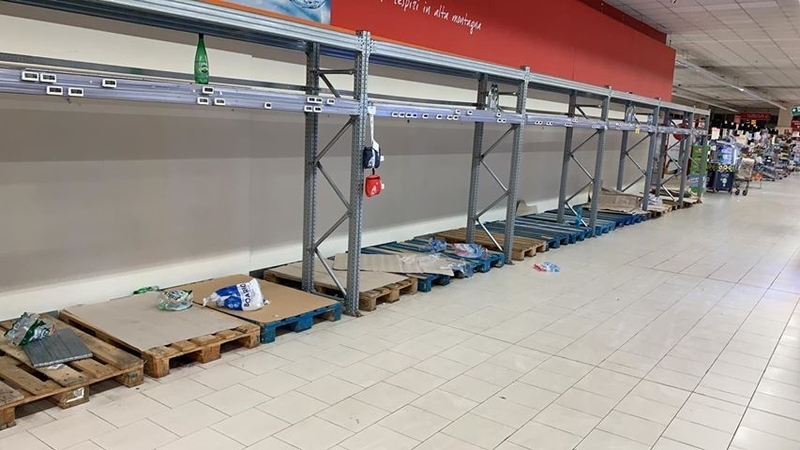 スーパーでは飲料水や食料品が売り切れ（セレーナさん撮影）