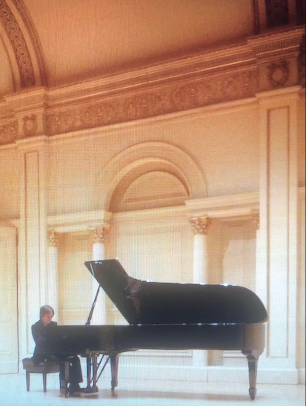 ニューヨークのカーネギー・ホールで演奏する平井さん（2011年、本人提供）