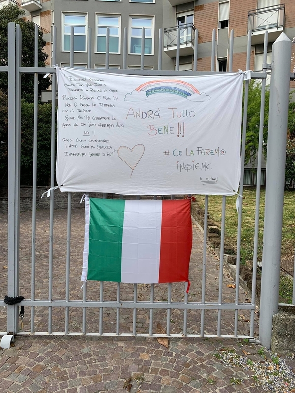 イタリア国旗とともに掲げられた横断幕には「全てうまくいきます」と書かれている（セレーナさん撮影）