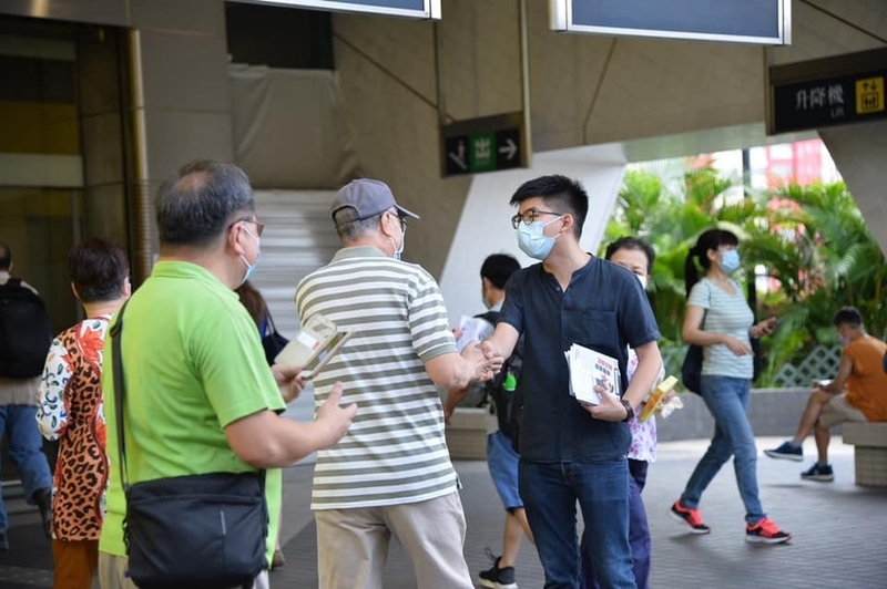 街頭で香港国家安全法反対を呼びかける黄之鋒氏（本人提供）