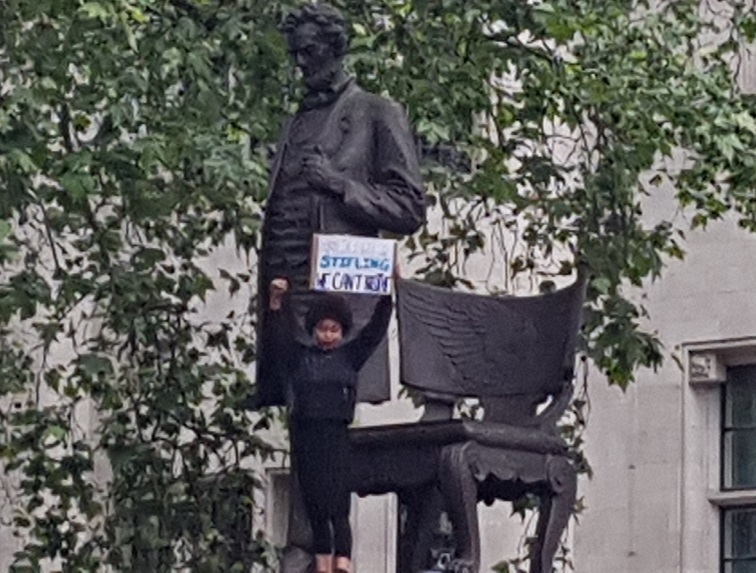 「奴隷解放の父」リンカーン像の前で抗議する子供（筆者撮影）