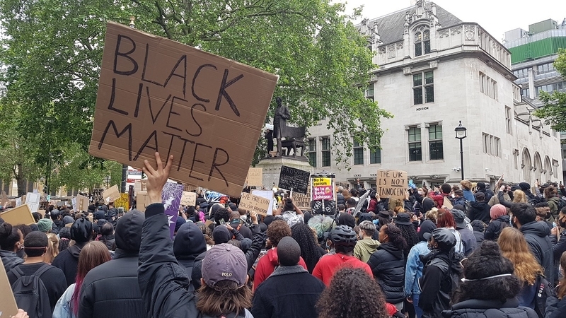 「Black Lives Matter」というプラカードを掲げて抗議する若者たち(筆者撮影)