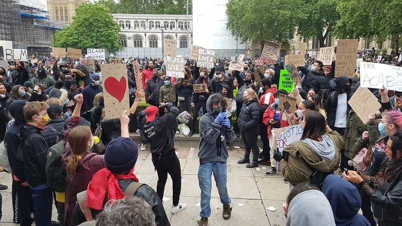 ロンドンの議会前広場で行われた抗議活動(筆者撮影)