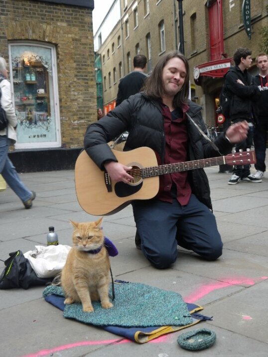 ロンドンのコベントガーデンでギターの流しをしていたジェームズさんとボブ（筆者撮影）