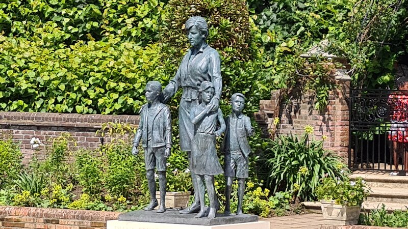 3人の子供に囲まれるダイアナ元妃像（筆者撮影）