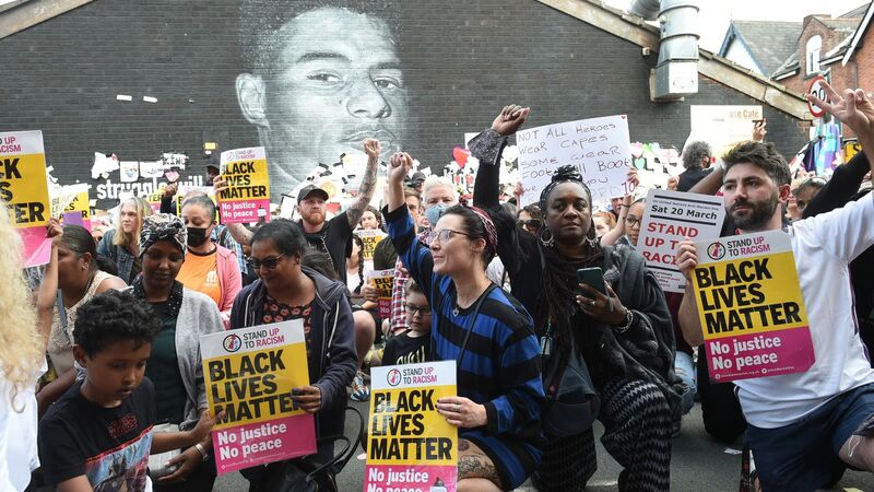 人種差別を許すな 東京五輪で続々とひざまずくアスリートたち 政府もsns上の虐待や差別撤廃に取り組め 木村正人 個人 Yahoo ニュース 人種差別を許すな 東京五輪で続々とひざまずくアスリートたち 政府もsns上の虐待や差別撤廃に取り組め 木村正人 個人 Yahoo ニュース